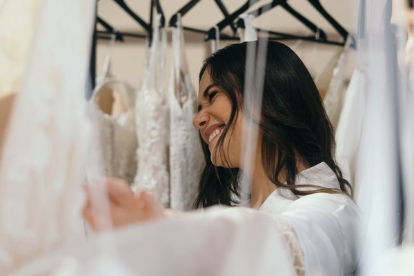 how many wedding dresses to try on