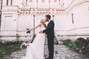 Who Pays for the Wedding? A Modern Guide for US Couples